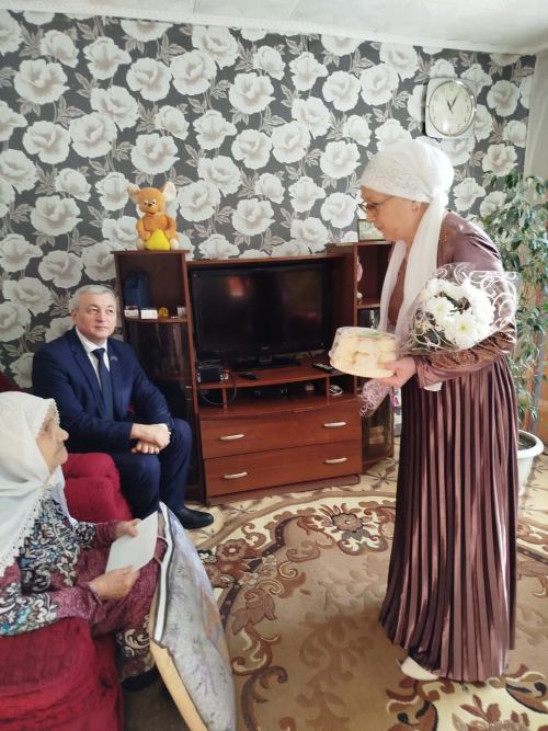 95-летний юбилей жительницы Кармалки: история труда, любви и благодарности