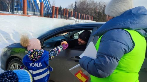 В Заинске дошколята подарили водителям валентинки