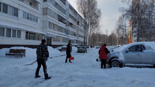 В Заинске жители многоквартирного дома объединились для уборки снега