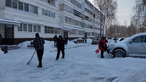 В Заинске жители многоквартирного дома объединились для уборки снега