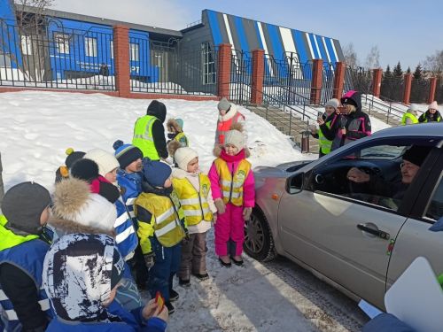 Балалар юл кагыйдәләре язылган валентинкалар тараттылар