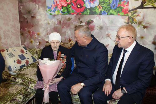 Ветерана Великой Отечественной войны Анну Моисееву с днем рождения поздравил депутат Госдумы РФ Олег Морозов