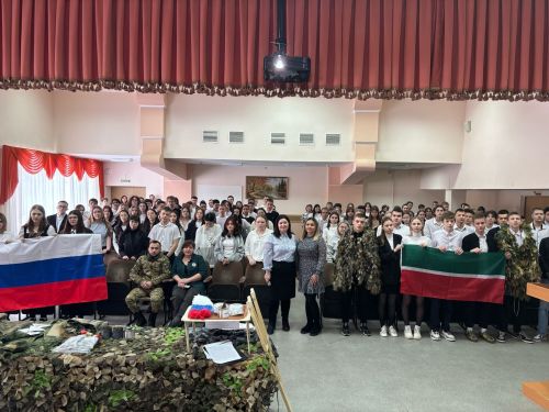 Зәй укучылары хәрби егет белән очрашты