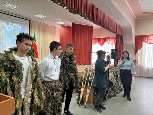 Зәй укучылары хәрби егет белән очрашты