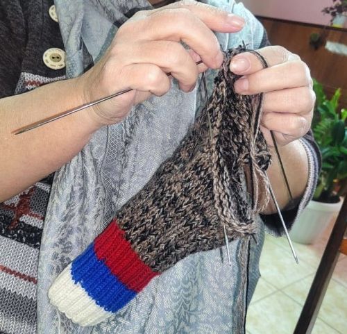 Урсай авылы хатын-кызлары хәрбиләргә Россия символикасы белән оекбашлар бәйлиләр