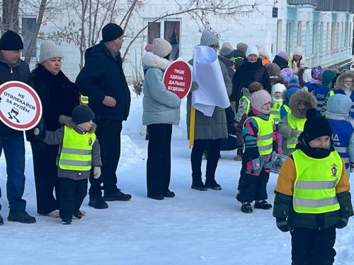 «Родительский патруль» Заинска поздравил водителей с 23 февраля и напомнил о безопасности на дорогах
