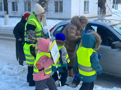 «Родительский патруль» Заинска поздравил водителей с 23 февраля и напомнил о безопасности на дорогах