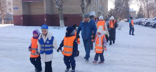 Акция «Пешеходный переход» в школе №2: ЮИД и детский сад «Дружная семейка» за безопасность