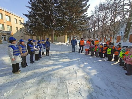 Акция «Пешеходный переход» в школе №2: ЮИД и детский сад «Дружная семейка» за безопасность