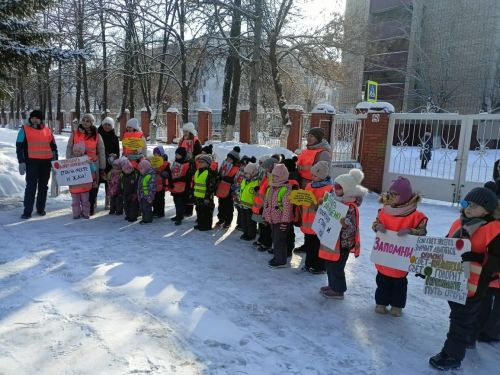 Акция «Пешеходный переход» в школе №2: ЮИД и детский сад «Дружная семейка» за безопасность