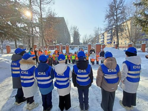 Акция «Пешеходный переход» в школе №2: ЮИД и детский сад «Дружная семейка» за безопасность