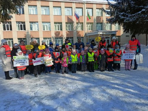 Акция «Пешеходный переход» в школе №2: ЮИД и детский сад «Дружная семейка» за безопасность