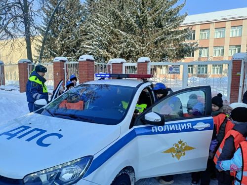 Акция «Пешеходный переход» в школе №2: ЮИД и детский сад «Дружная семейка» за безопасность