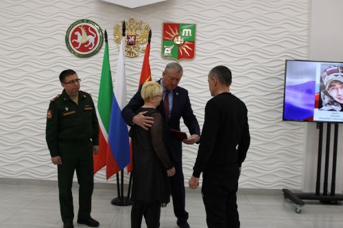 Махсус хәрби операциядә һәлак булган Зәй егетләренең гаиләләренә Батырлык орденнары тапшырылды