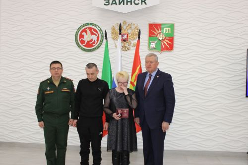 Махсус хәрби операциядә һәлак булган Зәй егетләренең гаиләләренә Батырлык орденнары тапшырылды