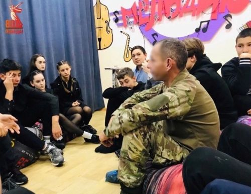 Иске Зәй яшьләр үзәгендә «Жуков» медале белән бүләкләнгән хәрби егет белән очрашу узды