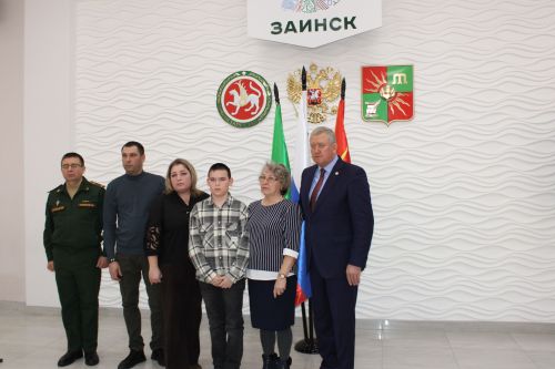 В Заинске посмертно вручили Орден Мужества героям СВО: память о подвиге жива