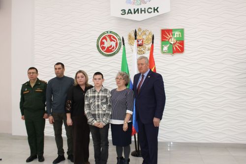 Махсус хәрби операциядә һәлак булган Зәй егетләренең гаиләләренә Батырлык орденнары тапшырылды