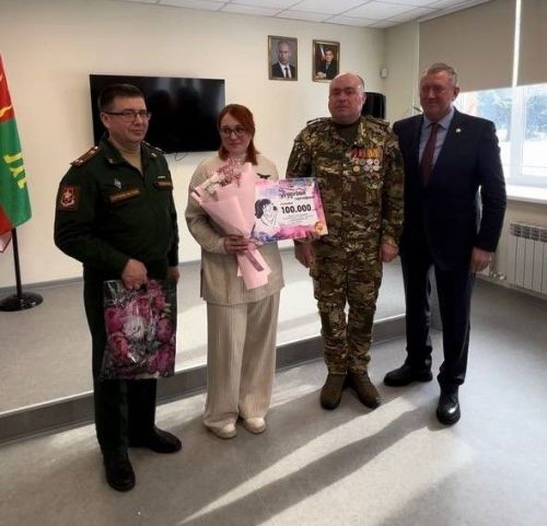 В Заинске семье участника СВО вручили 100 000 рублей за рождение сына