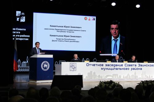 Заинцам вручили государственные награды на отчетном заседании Совета Заинского района