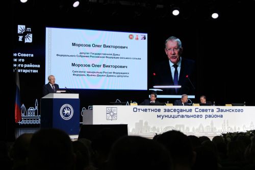Заинцам вручили государственные награды на отчетном заседании Совета Заинского района