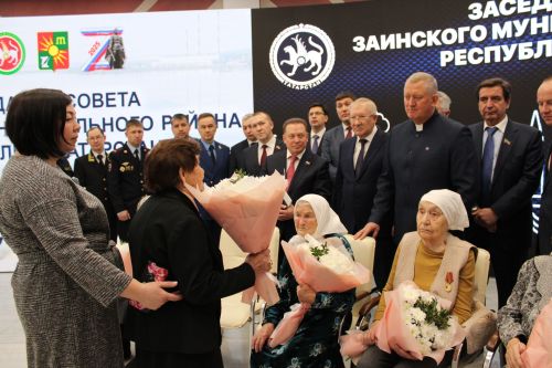 Заинцам вручили государственные награды на отчетном заседании Совета Заинского района