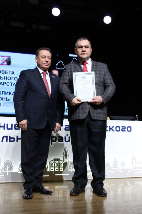 Заинцам вручили государственные награды на отчетном заседании Совета Заинского района