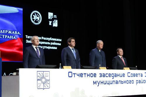 Заинцам вручили государственные награды на отчетном заседании Совета Заинского района