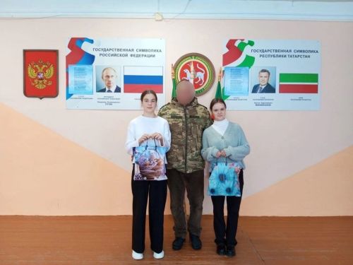 Александр Бистәсе мәктәбендә хәрби егет үзенә хат язган укучылар белән очрашты