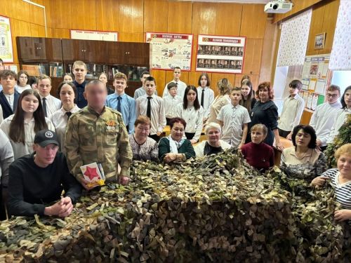 «Хәрби батырлык өчен» медале белән бүләкләнгән Зәй егете укучылар белән очрашты