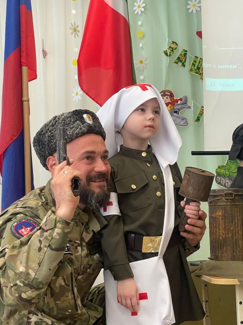 Детский сад «Дюймовочка» встретил поисковиков: малыши узнали о героях войны