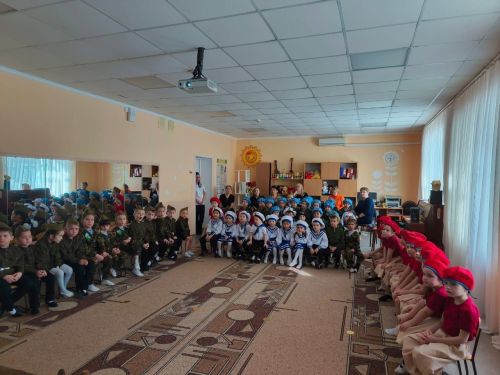 Детский сад «Дюймовочка» встретил поисковиков: малыши узнали о героях войны