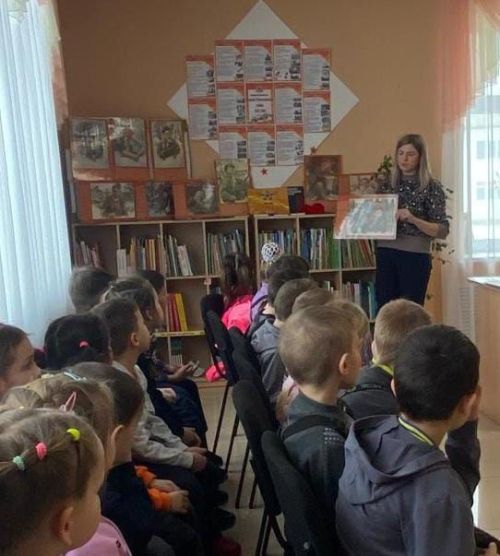 Война глазами детей: экскурсия к 80-летию Победы в Заинской библиотеке