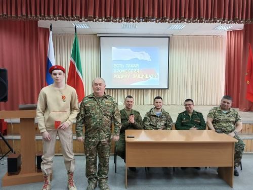 Махсус хәрби операциядән ялга кайткан Зәй хәрбие укучылар белән очрашуларда катнаша