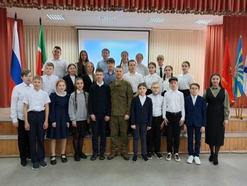 Махсус хәрби операциядән ялга кайткан Зәй хәрбие укучылар белән очрашуларда катнаша