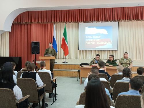 Махсус хәрби операциядән ялга кайткан Зәй хәрбие укучылар белән очрашуларда катнаша