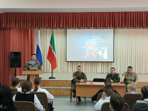 Махсус хәрби операциядән ялга кайткан Зәй хәрбие укучылар белән очрашуларда катнаша