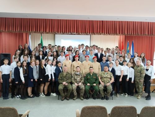 Махсус хәрби операциядән ялга кайткан Зәй хәрбие укучылар белән очрашуларда катнаша