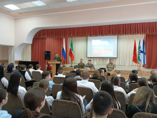 Махсус хәрби операциядән ялга кайткан Зәй хәрбие укучылар белән очрашуларда катнаша