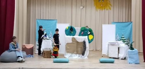 Мирный бистәсендә балаларга игелек, дуслык турында спектакль күрсәттеләр