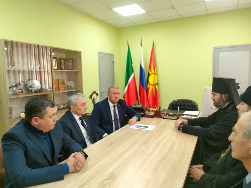 Зәй районы башлыгы Разиф Кәримов  епископ Мефодий белән очрашуда Изге Макарий храмы төзелеше турында сөйләштеләр