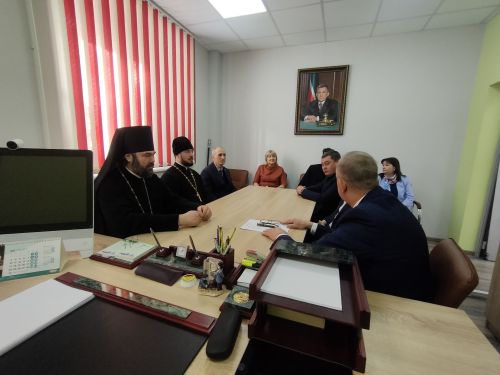 Зәй районы башлыгы Разиф Кәримов  епископ Мефодий белән очрашуда Изге Макарий храмы төзелеше турында сөйләштеләр