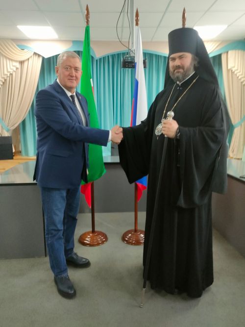 Зәй районы башлыгы Разиф Кәримов  епископ Мефодий белән очрашуда Изге Макарий храмы төзелеше турында сөйләштеләр