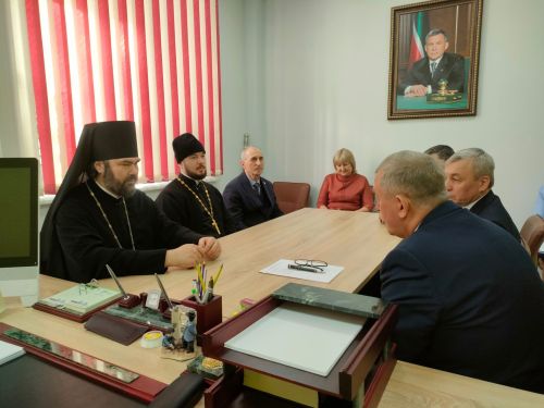 Зәй районы башлыгы Разиф Кәримов  епископ Мефодий белән очрашуда Изге Макарий храмы төзелеше турында сөйләштеләр