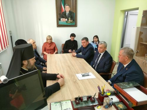 Зәй районы башлыгы Разиф Кәримов  епископ Мефодий белән очрашуда Изге Макарий храмы төзелеше турында сөйләштеләр