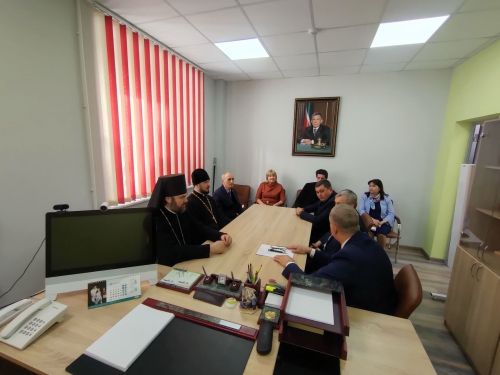Зәй районы башлыгы Разиф Кәримов  епископ Мефодий белән очрашуда Изге Макарий храмы төзелеше турында сөйләштеләр