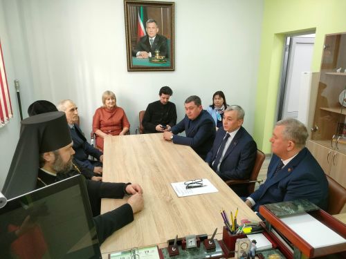 Зәй районы башлыгы Разиф Кәримов  епископ Мефодий белән очрашуда Изге Макарий храмы төзелеше турында сөйләштеләр