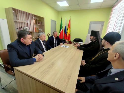 Зәй районы башлыгы Разиф Кәримов  епископ Мефодий белән очрашуда Изге Макарий храмы төзелеше турында сөйләштеләр