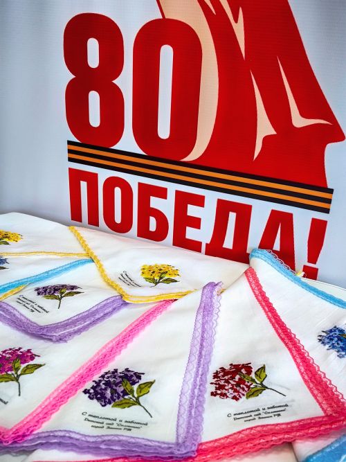 Зәйдә сабыйлар хәрбиләргә кулъяулыклар чикте