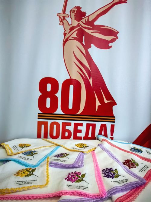 Зәйдә сабыйлар хәрбиләргә кулъяулыклар чикте